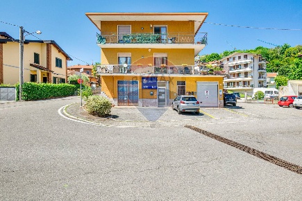 Foto Ufficio in VIA FILZI, Laveno-Mombello Laveno di 249 m² con 7 locali