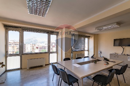Foto Ufficio in via ausonia, Palermo Resuttana di 305 m² con 12 locali