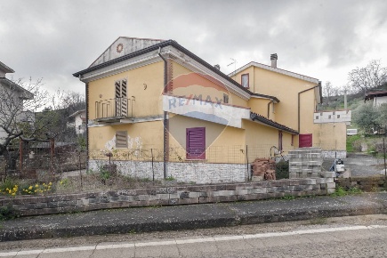 Foto Casa indipendente a Penne di 250 m² con 5 locali in vendita