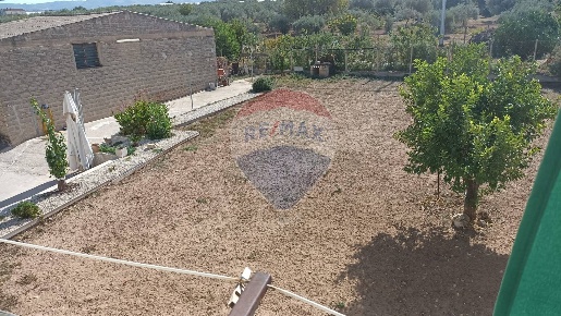 Foto Casa indipendente a Chiaramonte Gulfi Roccazzo di 384 m² con 6 locali