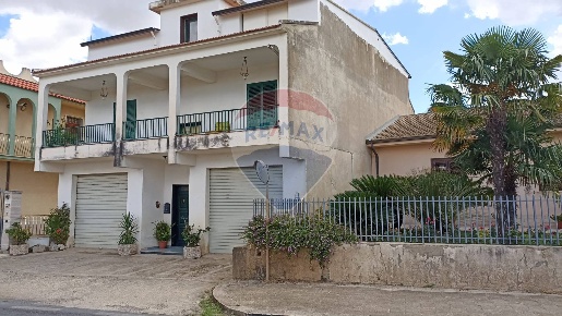 Foto Casa indipendente a Chiaramonte Gulfi Roccazzo di 384 m² con 6 locali