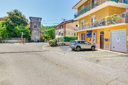 Foto Locale commerciale in VIA FILZI, Laveno-Mombello Laveno di 249 m²