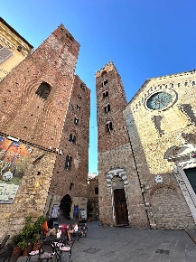 Foto Attività commerciale in vico del centa, Albenga Centro di 160 m²