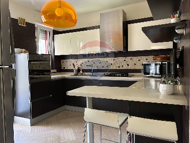 Foto Appartamento in Via Troisi, Bari Japigia di 110 m² con 5 locali