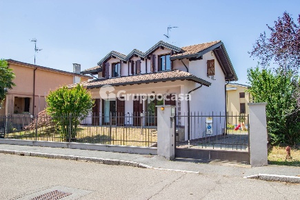 Foto Villa unifamiliare a Inveruno Centro di 212 m² con 5 locali in vendita