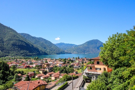 Foto Appartamento in Via Mulino 2/A, Porlezza Centro di 70 m² con 5 locali