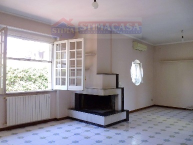 Foto Villa bifamiliare a Casoria Centro di 360 m² con 6 locali in vendita
