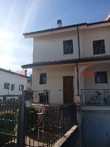Foto Villa a schiera in Via Colle Fiorito snc, Oricola Colonnella di 150 m²