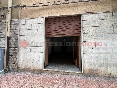 Foto Negozio in Via Minniti 58, Taranto Borgo di 35 m² con 1 locali