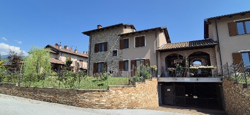 Foto Villa a schiera in Via Don Asvisio 5, Frossasco di 180 m² con 6 locali