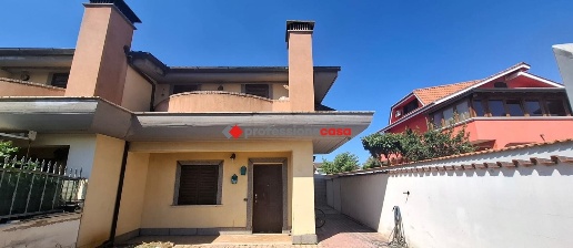 Foto Villa unifamiliare in Corleone, Pomezia di 110 m² con 4 locali