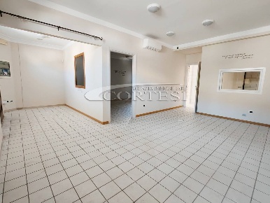 Foto Locale commerciale a Perugia di 110 m² con 4 locali in affitto