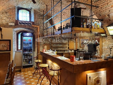 Foto Locale commerciale a Umbertide di 160 m² con 4 locali in affitto