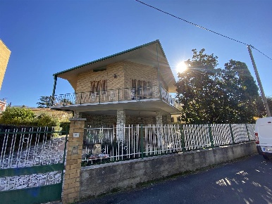 Foto Case indipendenti a Foligno Via Piave di 261 m² con 8 locali