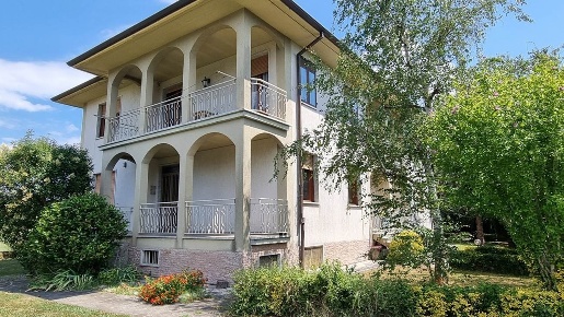 Foto Casa indipendente a Aulla Centro di 270 m² con 5 locali in vendita