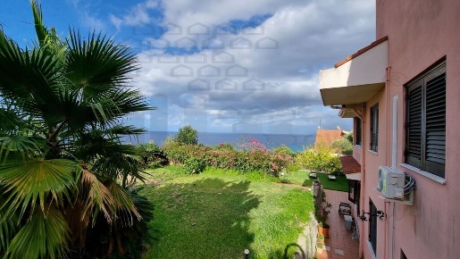 Foto Villa unifamiliare a Messina Mortelle - Casa Bianca di 300 m²