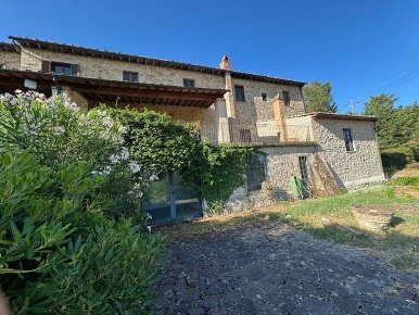 Foto Casa indipendente a Montespertoli di 300 m² con 9 locali in vendita