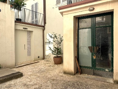 Foto Locale commerciale a Lucca Piazza Anfiteatro - Torre Guinigi di 200 m²