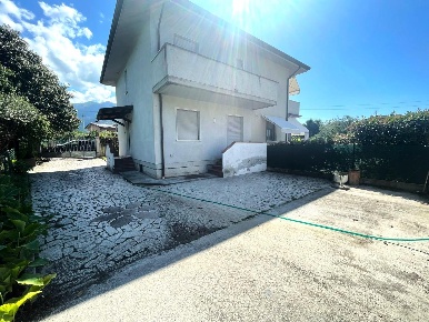Foto Villa a schiera a Montignoso Debbia, Cervaiolo di 100 m² con 4 locali