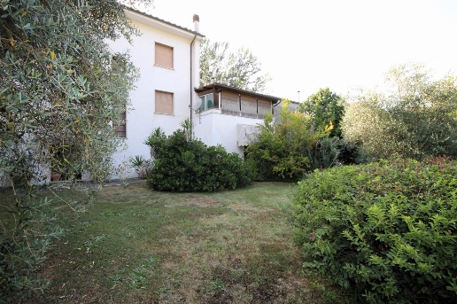 casa indipendente in vendita a Lucca in zona Nozzano