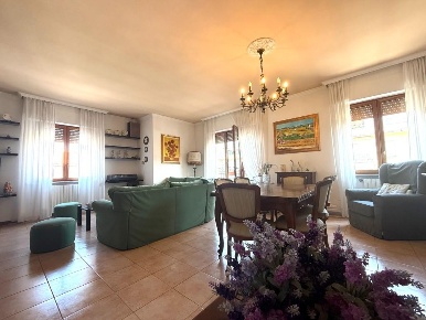 Foto Appartamento a Massa Centro di 159 m² con 4 locali in vendita