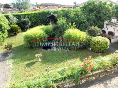 Foto Villa bifamiliare a Montignoso Marina Verde, Renella di 180 m²