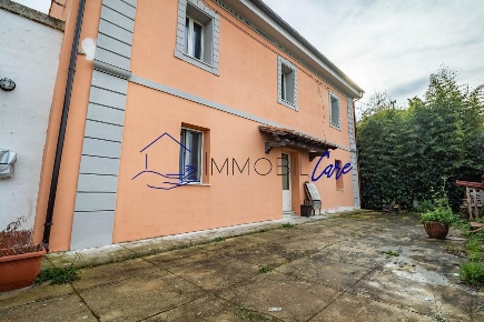 Foto Villa a schiera a San Giuliano Terme Ghezzano di 190 m² con 7 locali