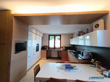 Foto Villa unifamiliare a Affi di 285 m² con 15 locali in vendita