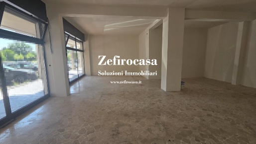 Foto Locale commerciale a San Giovanni in Persiceto Centro di 80 m²