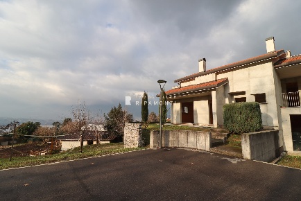 Foto Villa a schiera in Via Piave, Oggiono di 150 m² con 5 locali