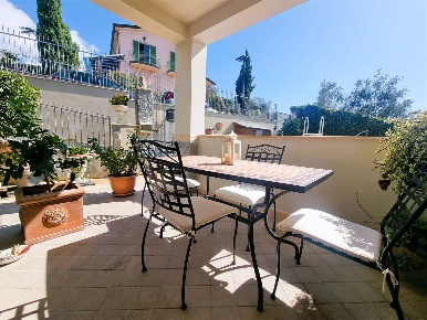 Foto Villa unifamiliare a Castelnuovo Magra di 200 m² con 9 locali