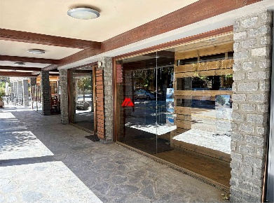 Foto Negozio in Via Regionale 17, Courmayeur Centro di 60 m² con 1 locali