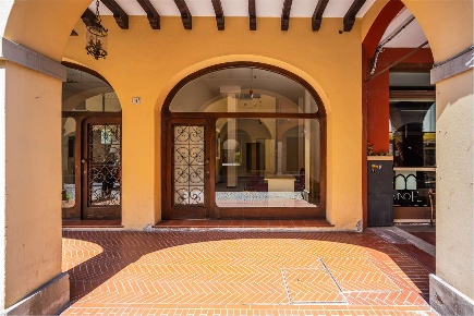Foto Negozio a Cento di 35 m² con 1 locali in affitto