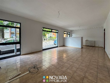 Foto Negozio in Via Caviggioli, Novara Bicocca di 89 m² con 3 locali