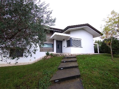 Foto Villa unifamiliare in Via Maiano, Carlino di 226 m² con 8 locali