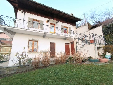 Foto Villa bifamiliare in mazod, Nus di 350 m² con 16 locali in vendita