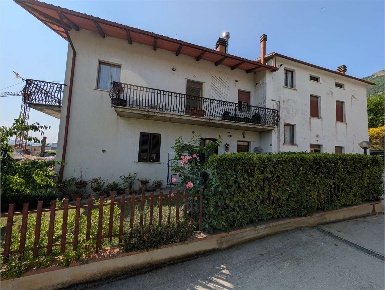 Foto Appartamento a Gubbio di 100 m² con 6 locali in vendita