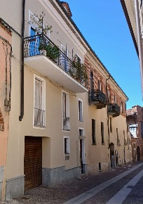 Foto Appartamento in Via della Pace 10, Chieri Centro Storico di 300 m²