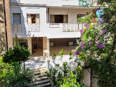 Foto Villa bifamiliare a Falconara Marittima di 300 m² con 8 locali