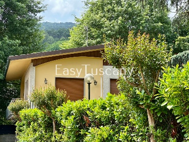 Foto Villa singola in Via Sottomonte 240, Capannori di 268 m² con 11 locali