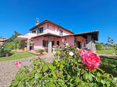 Foto Villa singola in Vejano, Vejano di 450 m² con 13 locali in vendita