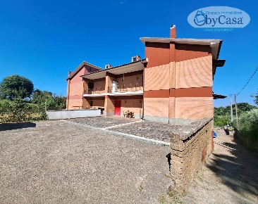 Foto Case semi ndipendenti in Bassano Romano, Bassano Romano di 265 m²
