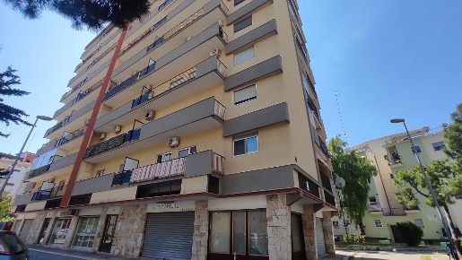 Foto Negozio in Via Gaetano Salvemini N/1, Bari di 30 m² con 1 locali