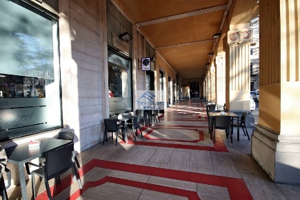 Foto Negozio a Alba Centro di 120 m² con 3 locali in vendita