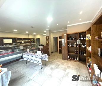Foto Attività commerciale in centro, Momo di 80 m² in vendita