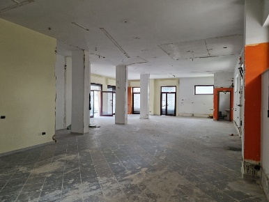 Foto Attività commerciale in Via Giolitti Matera, Matera di 160 m²