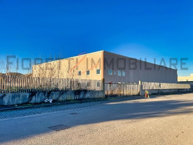 Foto Capannone industriale a Piombino di 2400 m² con 1 locali in vendita