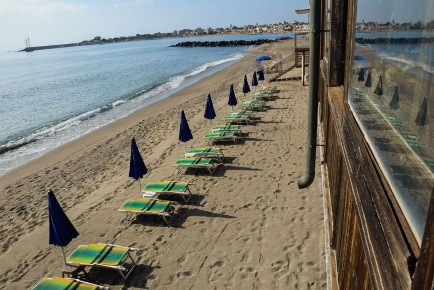 Foto Negozio in via Tysandros s.n.c, Giardini-Naxos di 260 m² in vendita