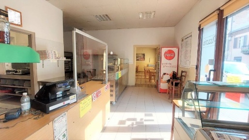 Foto Negozio in via fratelli vicari s.n.c, Castagnole delle Lanze di 110 m²