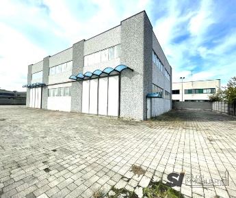 Foto Capannone industriale a Cerano di 600 m² con 1 locali in vendita
